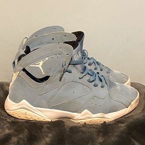 Jordan 7 Retro Pantone